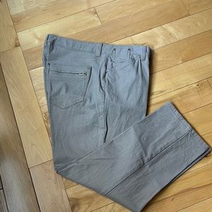 So slimming khaki stretch Capri pants
